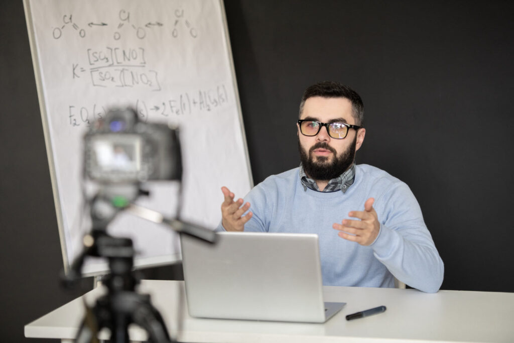 Muchos profesores dan clases en las redes, escialmente YouTube, Los alumnos los ven y resuelven sus dur¡as. Son nuestros colaboradores gratuitos, mejor conocerlos.