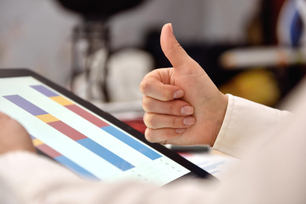 El profesor enseña a seleccionar materiales de calidad en internet es la clave para obtener trabajos académicos cualificados.