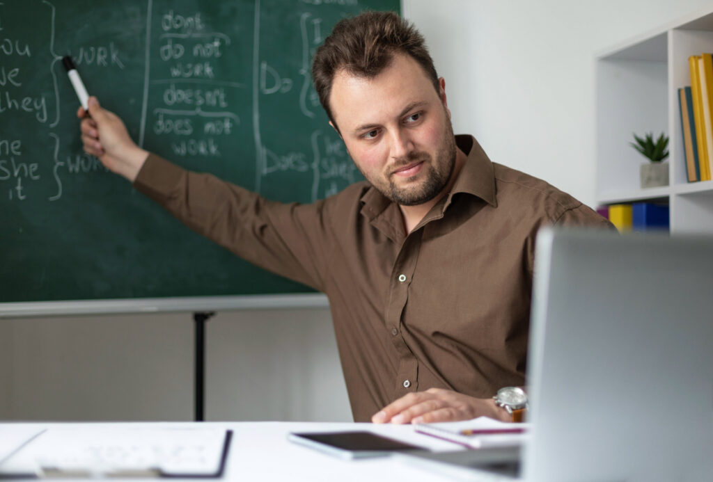 hombre ensenando los ninos una leccion de ingles en linea web